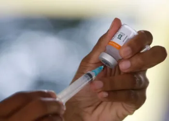 Covid-19: cidades do Rio de Janeiro aplicam segunda dose da CoronaVac