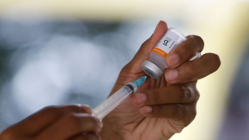 Covid-19: cidades do Rio de Janeiro aplicam segunda dose da CoronaVac