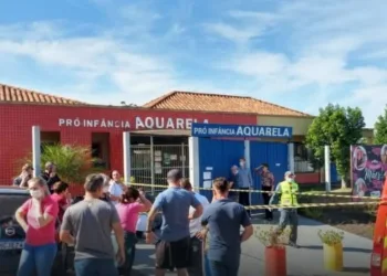 JOVEM MATA ALUNOS E PROFESSOR A FACADAS EM ESCOLA