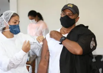 Rio suspende vacinação de profissionais de educação e segurança