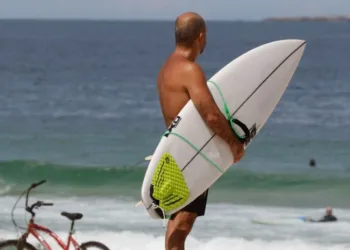 Rio autoriza permanência nas praias e acaba com toque de recolher