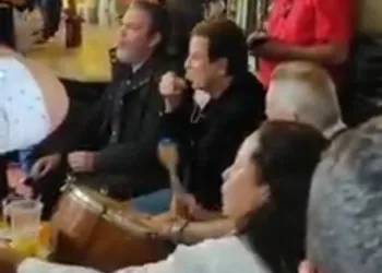 Eduardo Paes pede desculpas por cantar sem máscara em bar no Centro da cidade