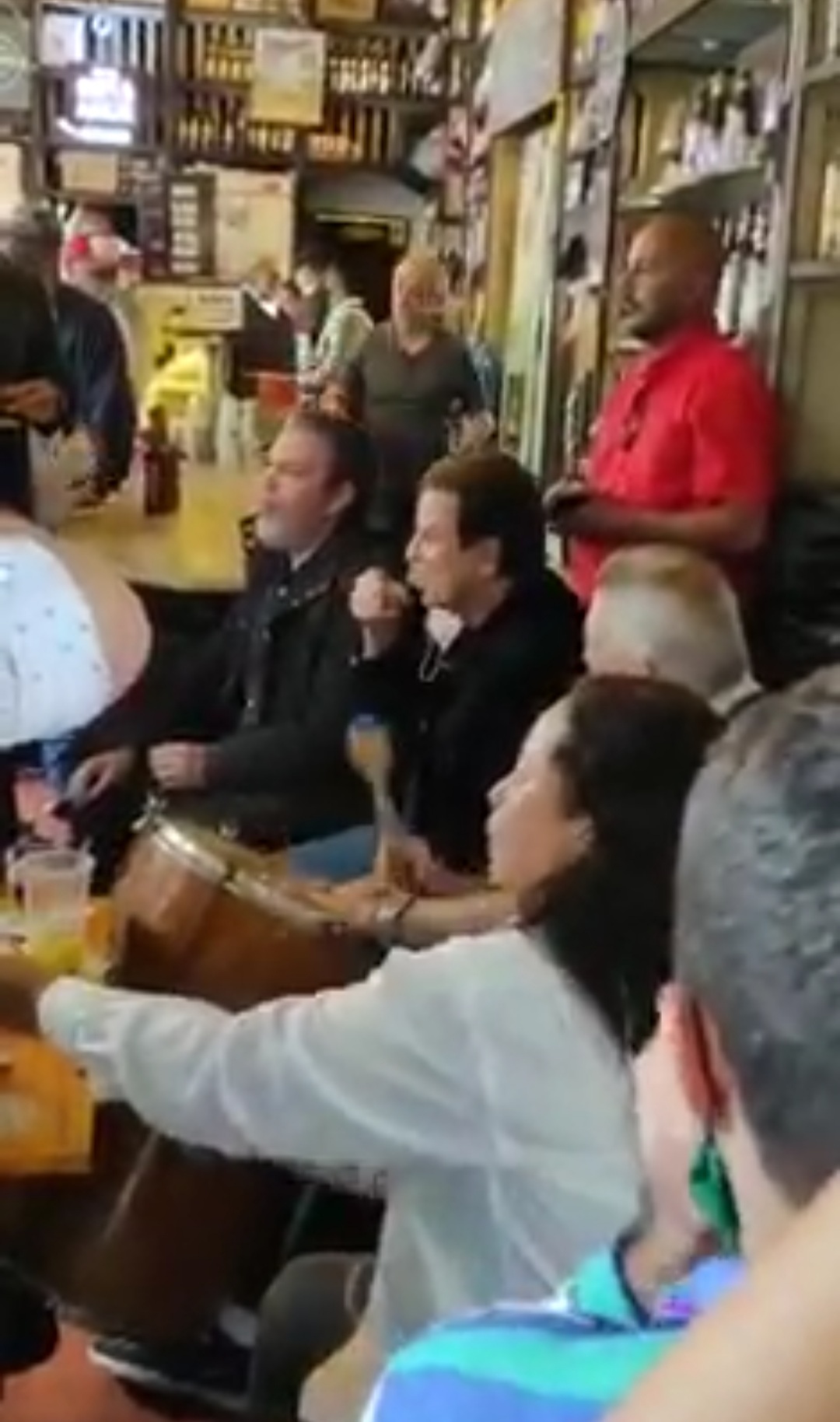 Eduardo Paes pede desculpas por cantar sem máscara em bar no Centro da cidade