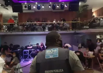 Prefeitura interdita boate com cerca de 300 pessoas na Zona Oeste