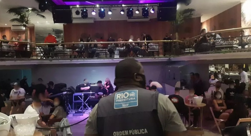 Prefeitura interdita boate com cerca de 300 pessoas na Zona Oeste