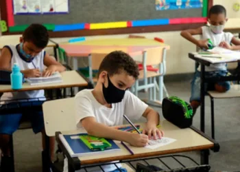 Mais 266 escolas retomam aulas presenciais. Profissionais de Educação recebem máscaras PFF2