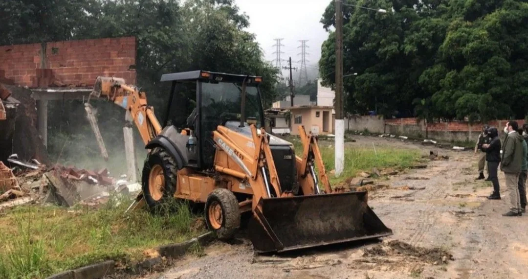 Prefeitura derruba condomínio da milícia em Campo Grande