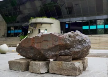 Meteorito com quase duas toneladas é levado para o Planetário do Rio, onde ficará em exposição