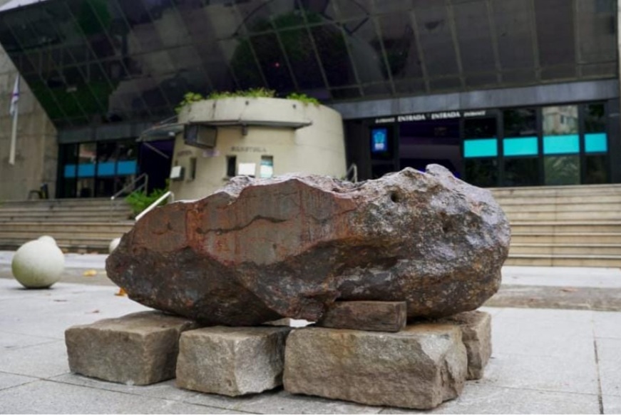 Meteorito com quase duas toneladas é levado para o Planetário do Rio, onde ficará em exposição