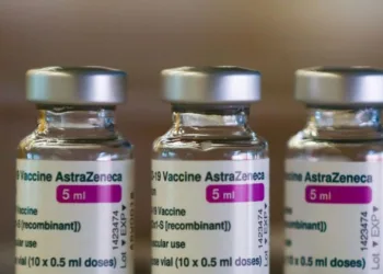 Fiocruz deve receber mais duas remessas de insumo para vacinas em maio