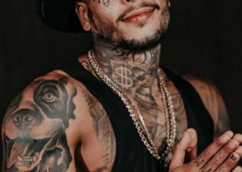 MC Kevin cai de hotel na Barra e tem estado de saúde grave