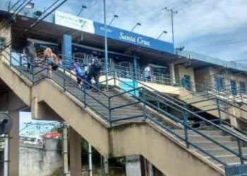 PISO CEDE E 4 PASSAGEIROS FICAM FERIDAS NA ESTAÇÃO DE SANTA CRUZ