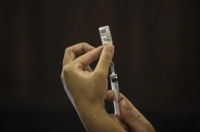 Prefeitura vacina nesta segunda trabalhadores da educação com 49 anos ou mais