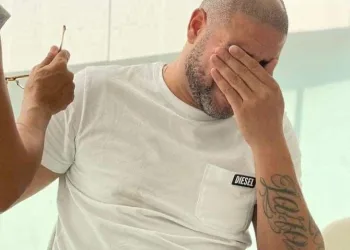 ADRIANO IMPERADOR CHORA AO SABER DE HOMENAGEM NA CALÇADA DA FAMA DO MACARANÃ