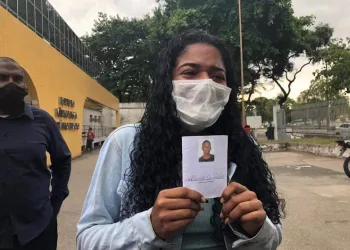 MULHER DE BALEADO NO JACAREZINHO DIZ QUE ELE SE ENTREGOU, MAS FOI EXECUTADO; POLÍCIA NEGA