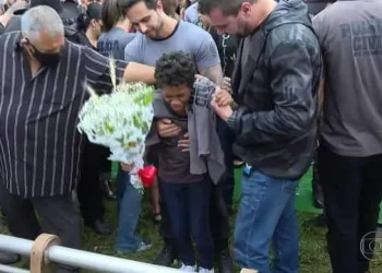 ENTEADO DO POLICIAL CIVIL MORTO EM OPERAÇÃO NO JACAREZINHO TEVE QUE SER AMPARADO NO ENTERRO