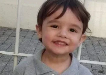 POLÍCIA PRENDE MÃE DE CRIANÇA DE 3 ANOS QUE MORREU APÓS ESPANCAMENTO