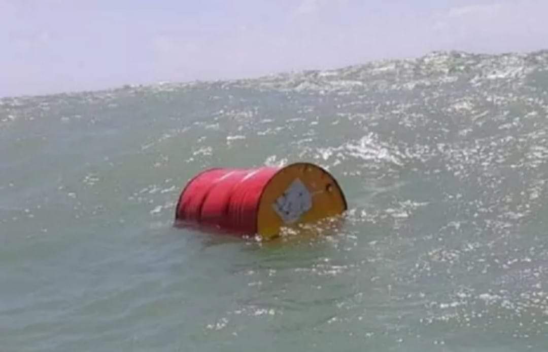 Urgente!!Embarcação que transportava óleo lubrificante naufraga próximo à Restinga da Marambaia