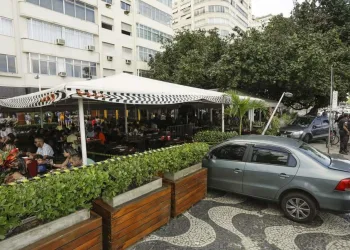 MORRE IDOSO QUE FOI ATROPELADO POR UM CARRO QUE INVADIU UM RESTAURANTE NO RJ