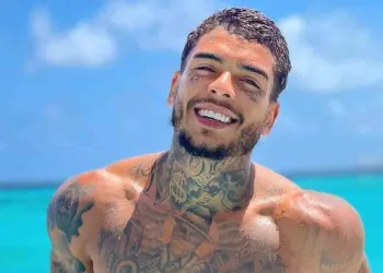 “MODELO” TRANSOU COM MC KEVIN NA VARANDA