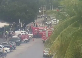 MOTORISTA INVADE RESTAURANTE NO RJ E FERE TRÊS PESSOAS( VIDEO)