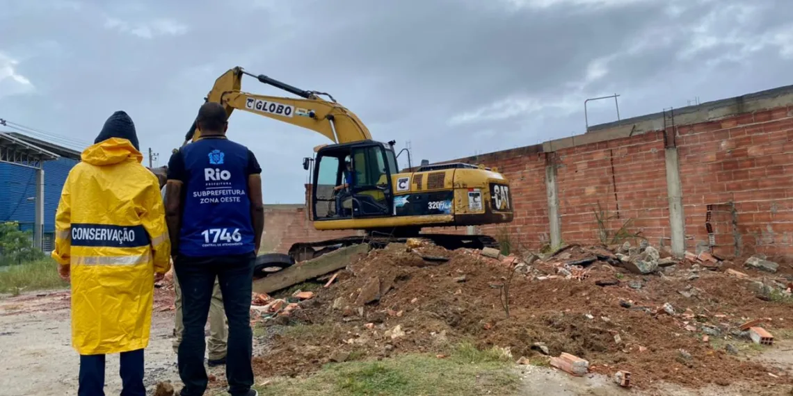 Prefeitura do Rio retira construções irregulares em bairro na zona oeste