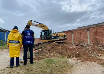 Prefeitura do Rio retira construções irregulares em bairro na zona oeste