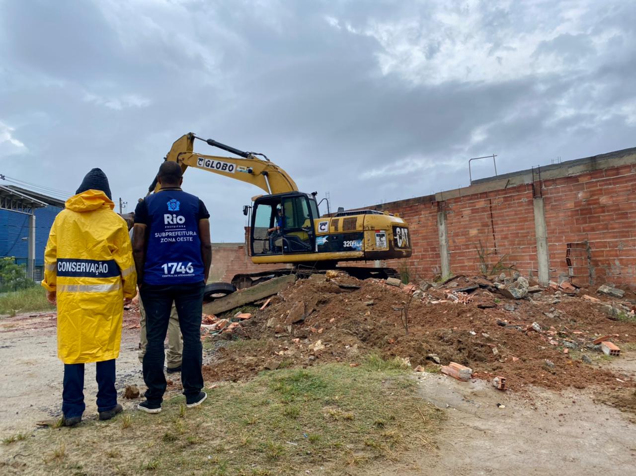 Prefeitura do Rio retira construções irregulares em bairro na zona oeste