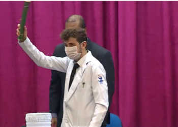 Jovem que entrou em medicina aos 14 anos se forma e quer combater a covid