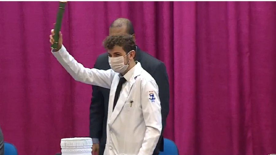 Jovem que entrou em medicina aos 14 anos se forma e quer combater a covid