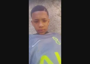 Reprodução simulada do caso do menino Ray deixa um morto e um ferido