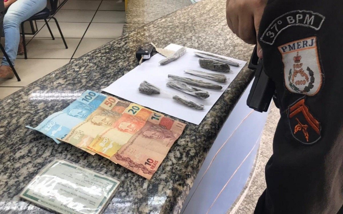 Jovem é preso após tentativa de suborno a policiais militares