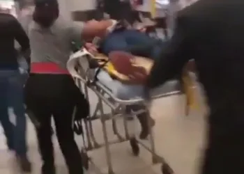MULHER É ESFAQUEADA EM SHOPPING NO RJ( VIDEO)