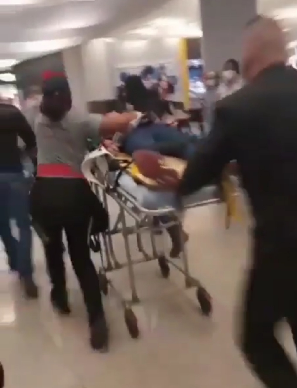 MULHER É ESFAQUEADA EM SHOPPING NO RJ( VIDEO)