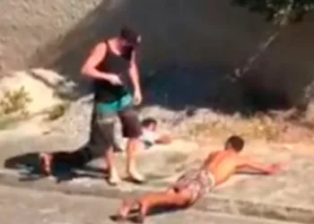 Mulher deixa sua residência com a família após filmar execução no RJ ( video)