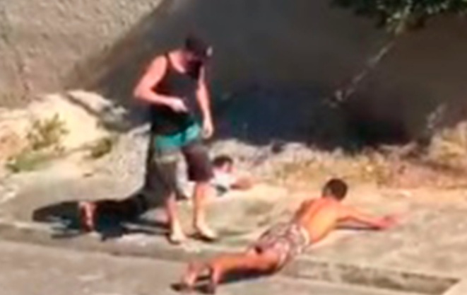 Mulher deixa sua residência com a família após filmar execução no RJ ( video)