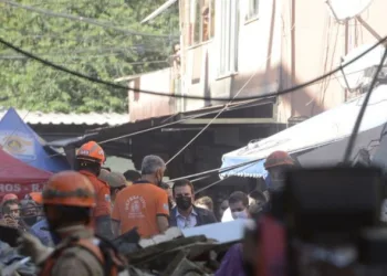 Polícia ouve dono de prédio que desabou no Rio