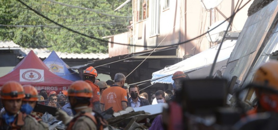 Polícia ouve dono de prédio que desabou no Rio