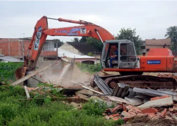 Ação da Prefeitura remove construções irregulares em Cosmos