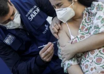 Covid-19: Rio suspende vacinação de grávidas por falta de doses