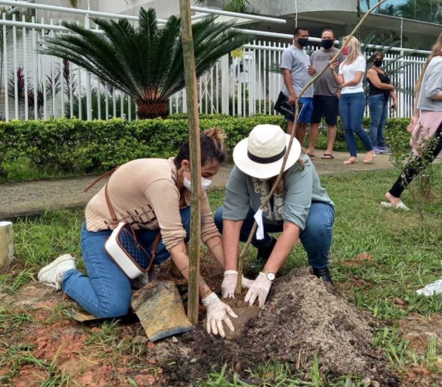 Famílias plantam árvores na zona oeste em homenagem às vítimas da Covid-19 n