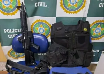 HOMEM USAVA RÉPLICA DE FUZIL E PISTOLA PARA FAZER MULHER REFÉM EM SANTA CRUZ
