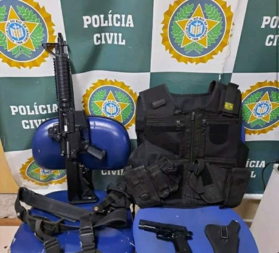 HOMEM USAVA RÉPLICA DE FUZIL E PISTOLA PARA FAZER MULHER REFÉM EM SANTA CRUZ