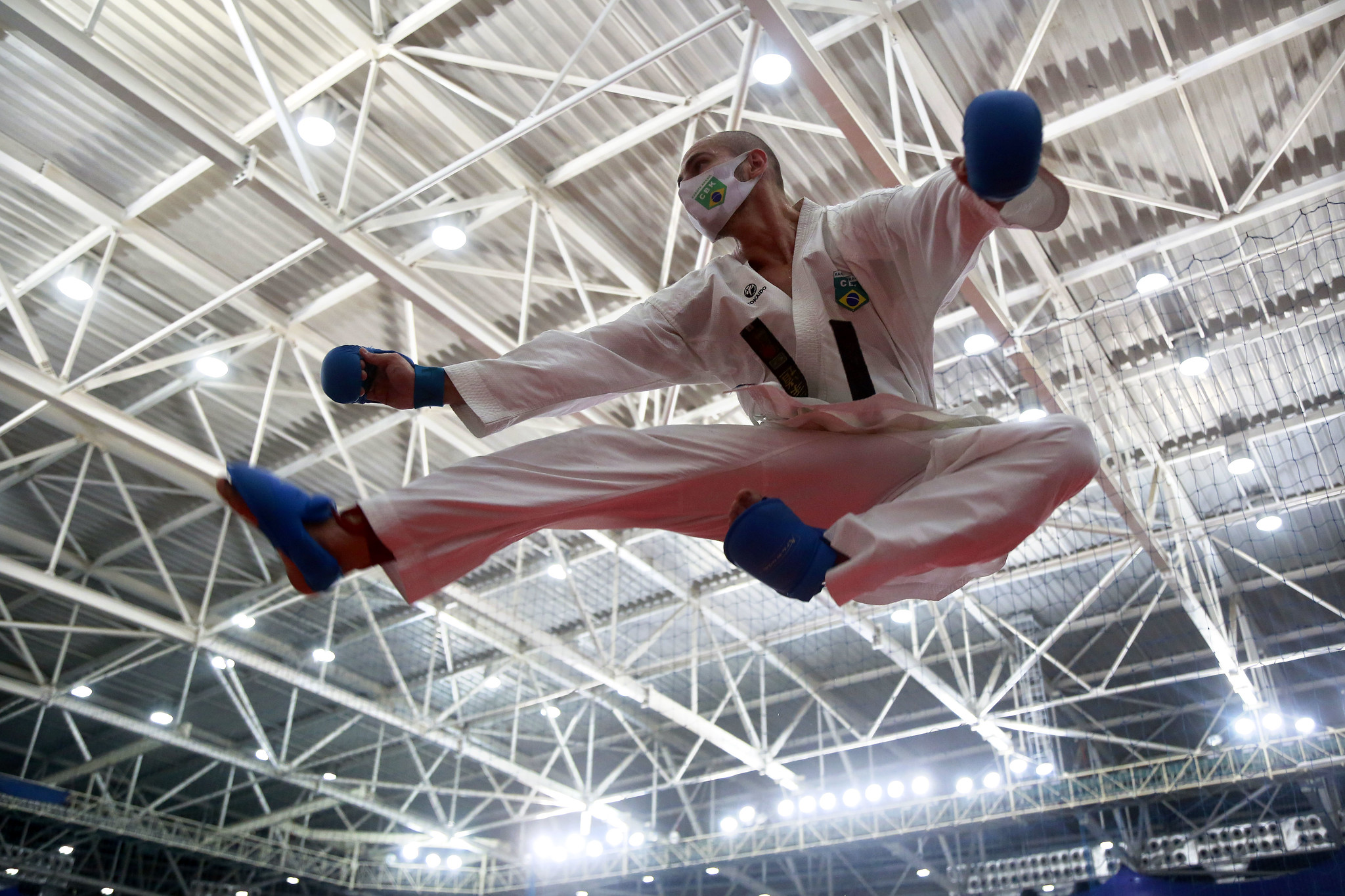 Professor de karatê de vila olímpica da Prefeitura luta por vaga nos Jogos de Tóquio