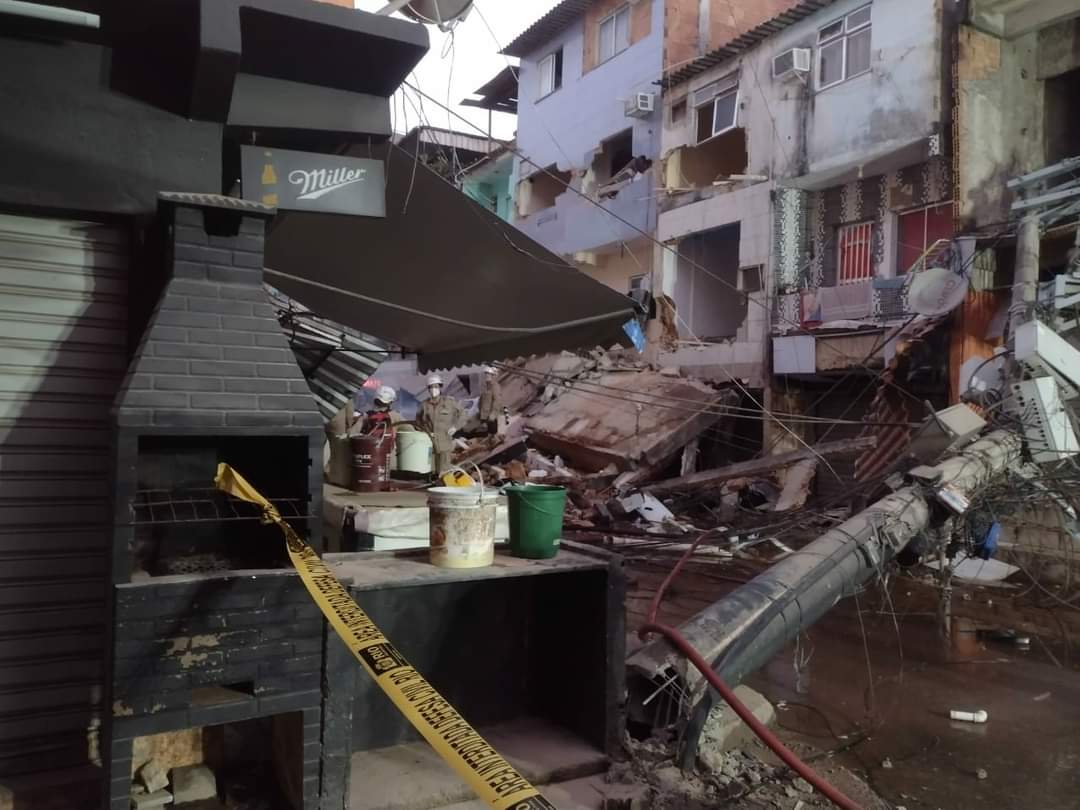 PRÉDIO DE 4 ANDARES DESABA NO RIO DAS PEDRAS E DEIXA VÁRIOS FERIDOS