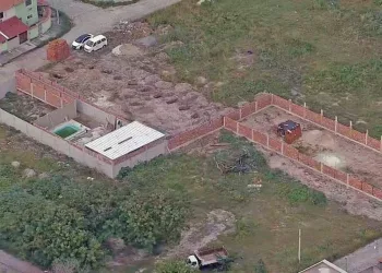 PRAÇA EM COSMOS É LOTEADA E OCUPADA POR CONSTRUÇÕES IRREGULARES