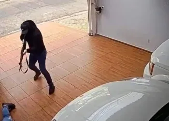 ADVOGADO É FUZILADO NA GARAGEM DE CASA( VIDEO)