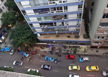 MULHER É MORTA E HOMEM FERIDO A TIROS EM RESTAURANTE EM COPACABANA( VIDEO)