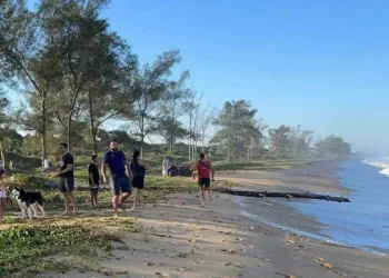 Menina de 5 anos desaparece após ser arrastada em.praia do RJ