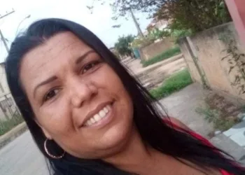 MULHER É ASSASSINADA DENTRO DE CASA NO RJ